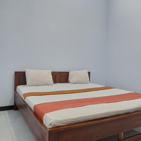 Hotel Ilhami Blitar Buitenkant foto