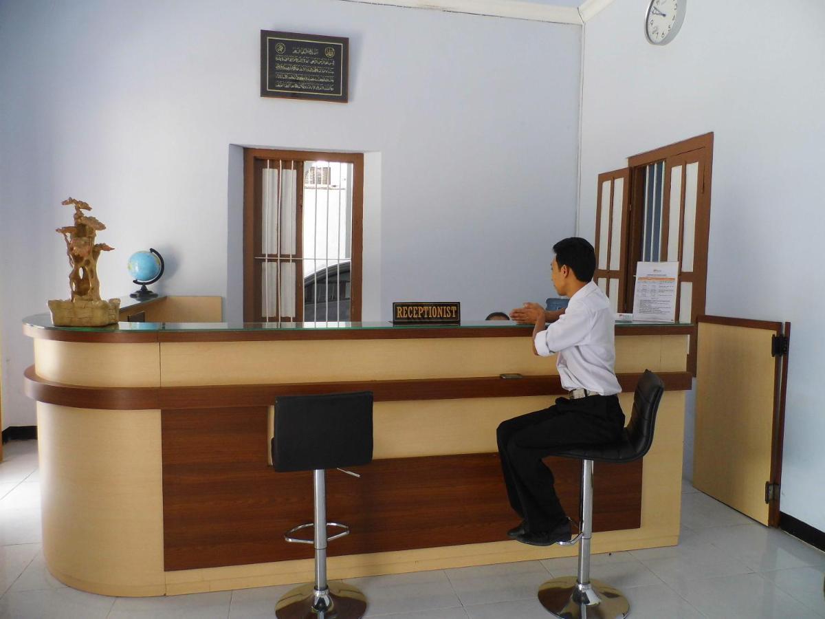 Hotel Ilhami Blitar Buitenkant foto