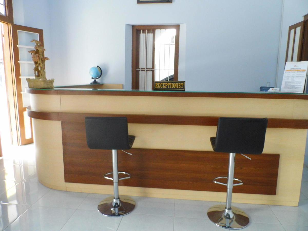 Hotel Ilhami Blitar Buitenkant foto