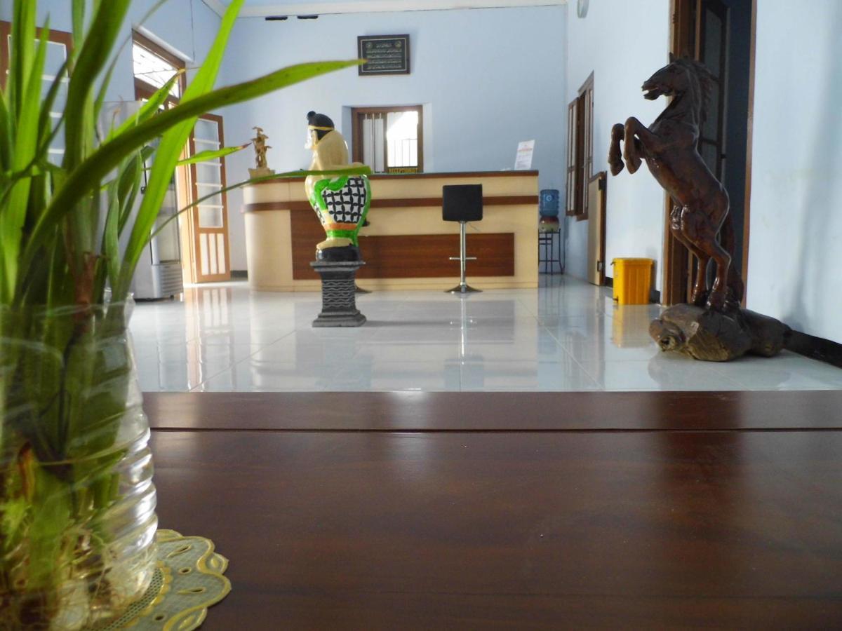 Hotel Ilhami Blitar Buitenkant foto