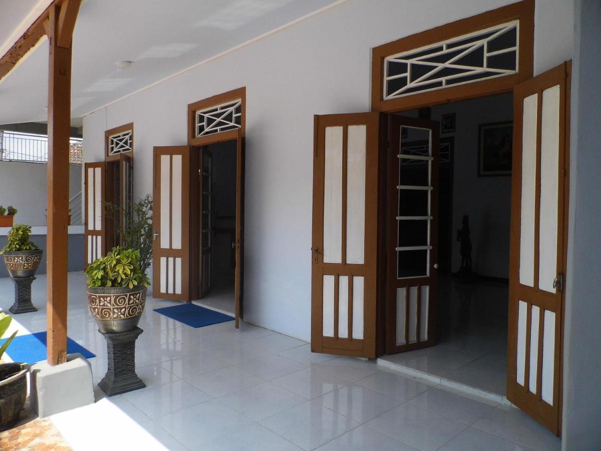 Hotel Ilhami Blitar Buitenkant foto