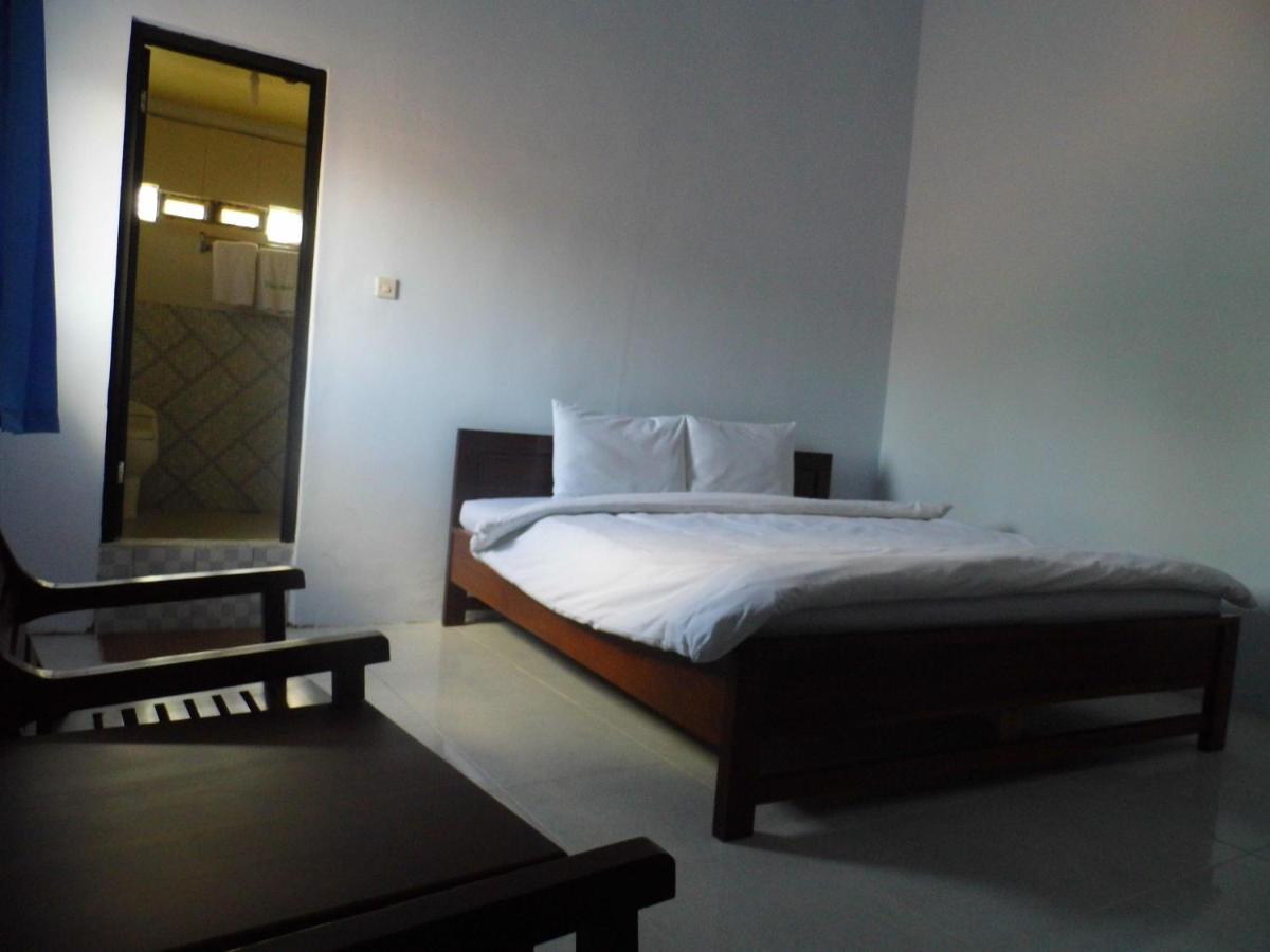 Hotel Ilhami Blitar Buitenkant foto