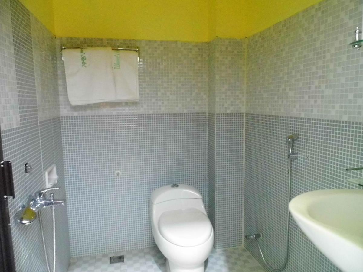 Hotel Ilhami Blitar Buitenkant foto