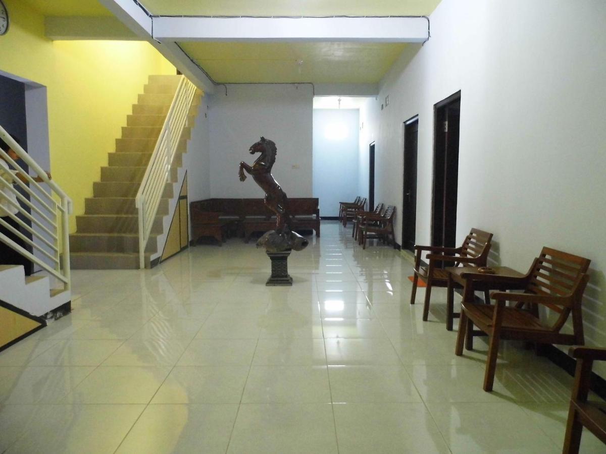 Hotel Ilhami Blitar Buitenkant foto