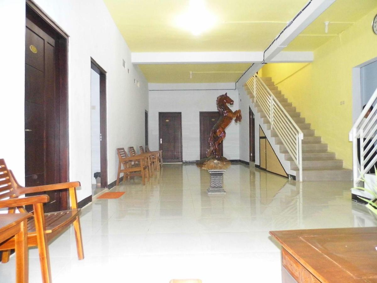 Hotel Ilhami Blitar Buitenkant foto
