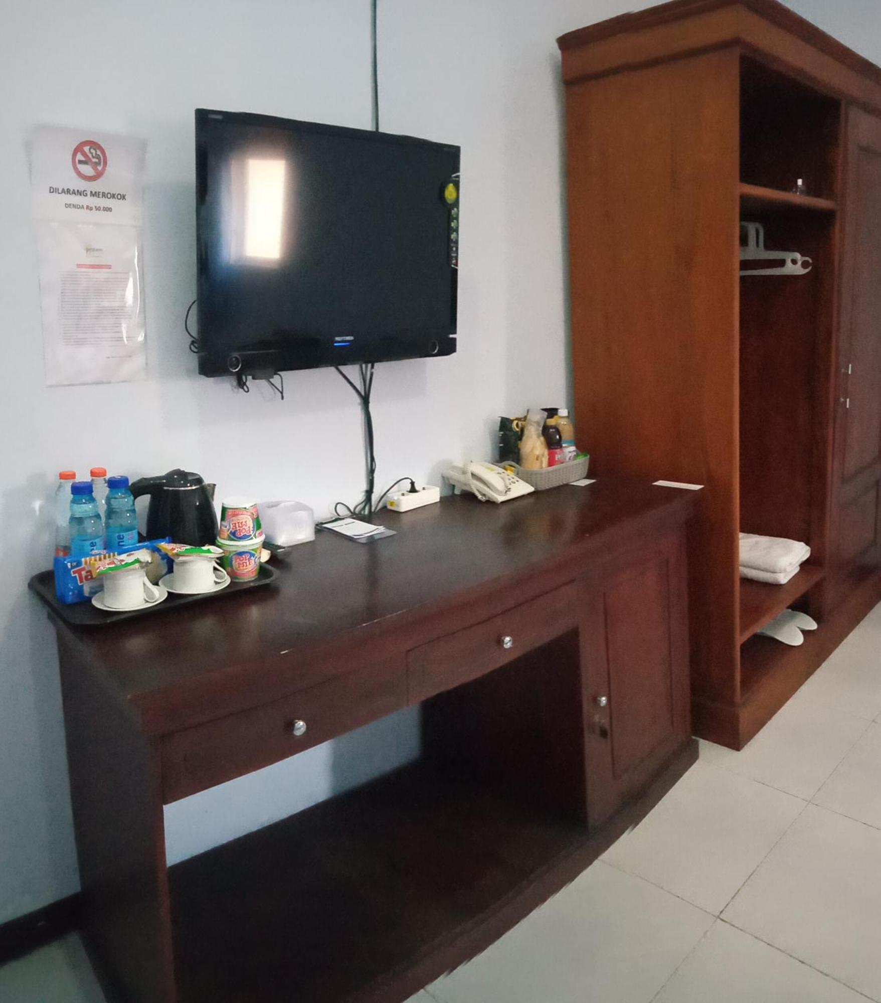 Hotel Ilhami Blitar Buitenkant foto