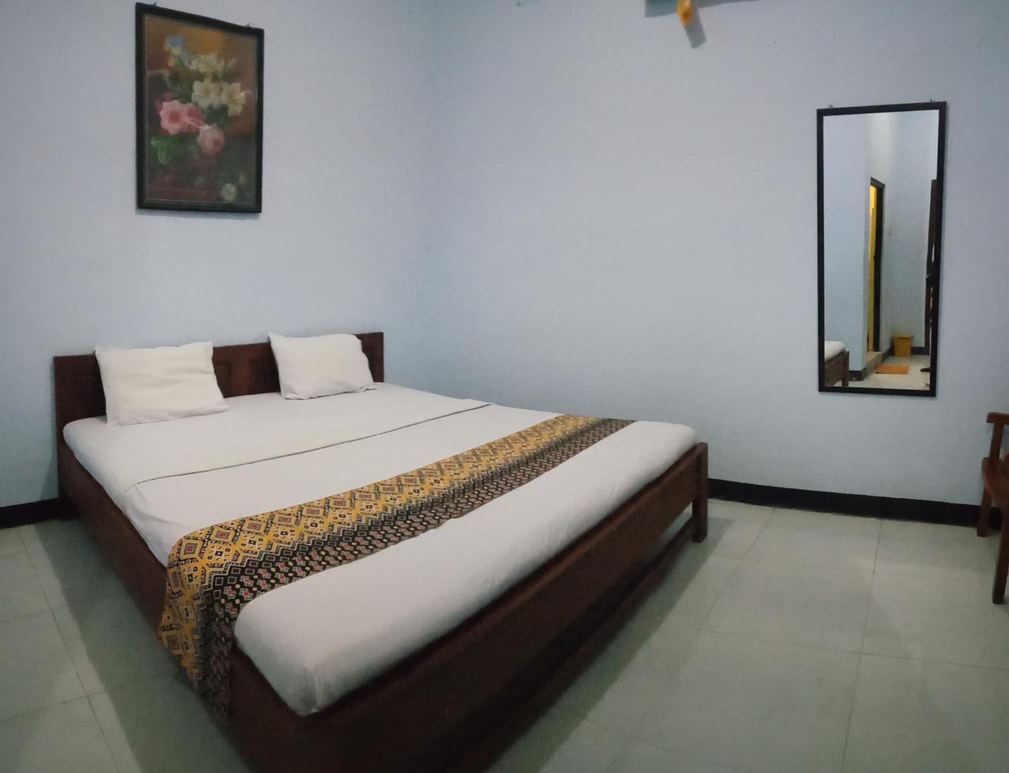 Hotel Ilhami Blitar Buitenkant foto