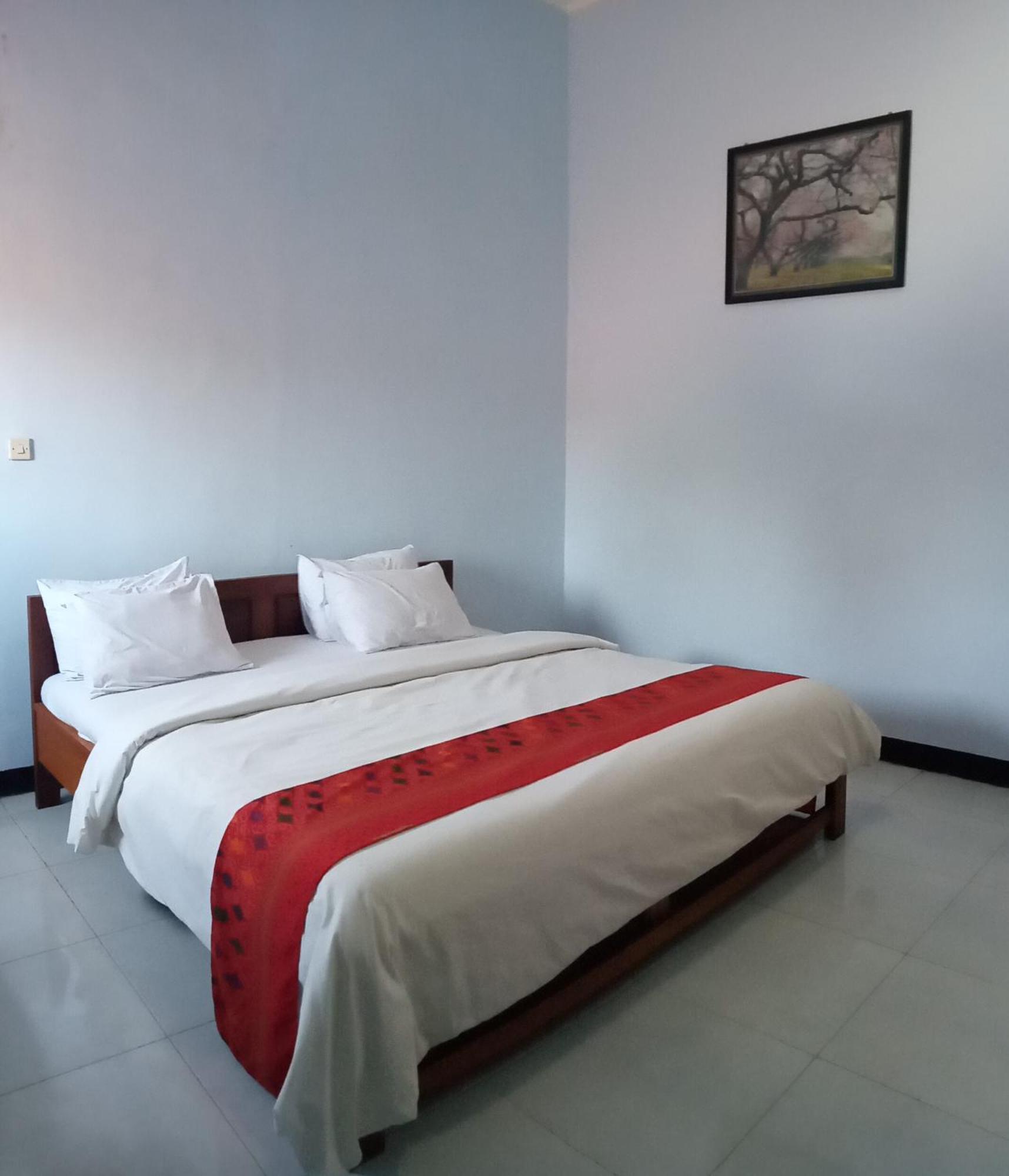 Hotel Ilhami Blitar Buitenkant foto